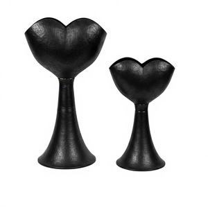Modernos Jarrones de Corazón de Aluminio Negro Mate, Maceteros Minimalistas con Pedestal, Elegantes y Ecológicos, Adornos Decorativos para Bodas, Hogar y Oficina - Product Image 1