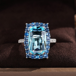 Anello Minimalista Rettangolare con Accento Blu Cielo, Elegante Gioiello da Donna per Matrimonio e Fidanzamento - Product Image 2