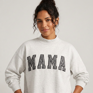 Nuevas sudaderas casuales de cuello alto y corte holgado para mujer, con bordado de letras y diseño de guinga, ideales para viajes de invierno y vacaciones. - Product Image 5