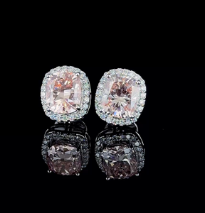 Boucles d'oreilles clous halo en or avec diamant rose taille coussin de luxe, bijoux fins élégants en diamant rose blush pour femme - Product Image 1