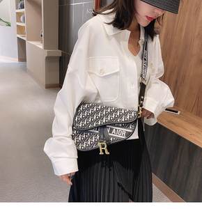 Sac à bandoulière semi-circulaire irrégulier en PU pour femmes, style européen et américain, géométrique et portable - Product Image 4