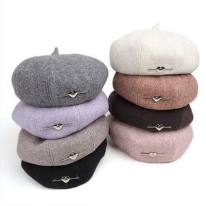 Boina de lana con pin de corazón para mujer, gorra unisex de estilo vintage a la moda para otoño e invierno - Product Image 1
