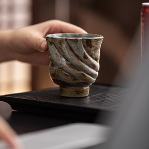 Retro Keramik-Kaffeetasse Stilvoll Geformt & Leicht zu Halten Japanischer Steinzeug-Becher für Hotels & Pensionen Hergestellt in China - Product Image 3