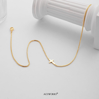 Collier croix latérale |   Pendentif croix en acier inoxydable plaqué or 18K PVD avec chaîne en maille |   Imperméable, hypoallergénique et résistant au ternissement