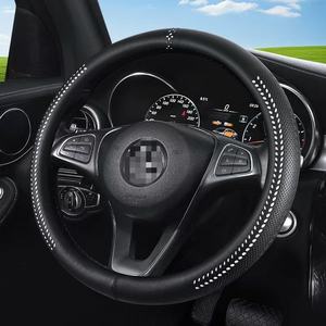 Nouvelle Housse <span class=keywords><strong>de</strong></span> Volant <span class=keywords><strong>de</strong></span> Voiture en Cuir Nappa 2026 Antidérapante Respirante Luxe Noire Universelle pour Voiture - Product Image 1