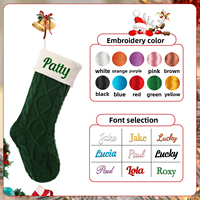 Chaussette de Noël personnalisée en tricot avec nom brodé, motif losanges et lettrage anglais – Chaussettes de fêtes pour cheminée