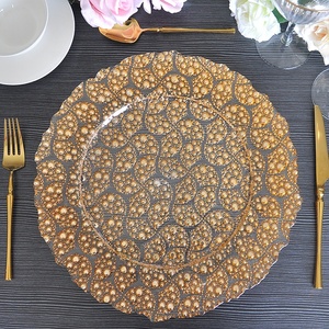 Assiette de présentation de luxe en <span class=keywords><strong>verre</strong></span> transparent gaufré de 13 pouces avec dentelle perlée dorée pour mariages, hôtels et événements - Product Image 1