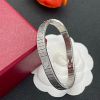 Bracelet en or plaqué 18 carats de style haut de gamme, torsadé, avec un design en forme de croix inspiré du mot « LOVE » et un fermoir réglable ; unisexe.