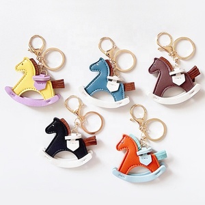 도매 인스타 스타일 럭셔리 가죽 흔들말 키체인 액세서리 PU 수제 포니 열쇠고리 여성 가방 참 펜던트 장식 - Product Image 1