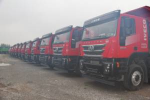 Truk sampah SAIC Hongyan 8X4 5.6m, merah, kendaraan teknik kualitas tinggi, truk HOWO, transmisi otomatis, weiyai - Product Image 2