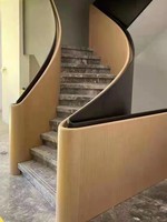 Rampe d'escalier en acier rotative avec garde-corps en bois en forme d'arc pour villa