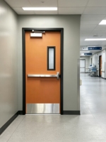 Porte coupe-feu en acier homologuée UL, avec barre anti-panique et ferme-porte automatique, pour la prévention des incendies dans les hôpitaux et les écoles
