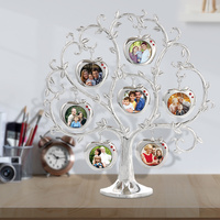 Cadre photo familial luxueux plaqué or avec 7 breloques en métal en forme de cœur à suspendre, parfait pour un cadeau d'anniversaire ou pour la fête des mères.