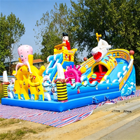 Aire de jeux aquatique gonflable sur le thème de l'océan pour enfants, grand parc de saut gonflable à thème de dessin animé avec toboggan pour événements en plein air