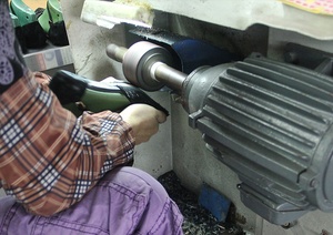 Machine à poncer les chaussures à double tête YT-1050 YUTAI pour le dégrossissage des semelles et l'attache des semelles, idéale pour les usines de chaussures - Product Image 2