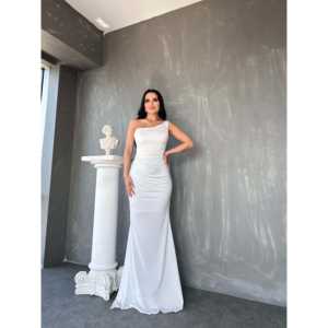 Robe de soirée élégante asymétrique en satin rouge, coupe moulante et taille naturelle, idéale pour les événements formels - Product Image 5