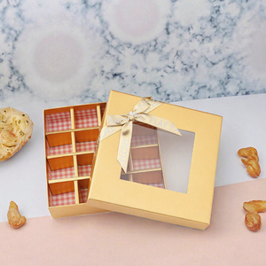Boîte cadeau rigide dorée métallisée avec fenêtre, impression personnalisée pour chocolats et snacks, avec ruban, qualité supérieure, vente en gros, directement de l'usine - Product Image 1