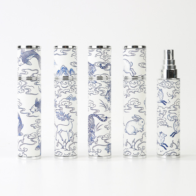 National Trend Blue White Porcelain Style Perfume Portioning Bottle Ancient Style Animal Pattern Portable Spray Bottle Glass