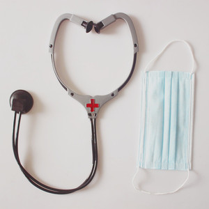 Estetoscopio de Enfermera Negro con Cruz Roja, Juguete de Plástico para Niños, Disfraz de Juego de Roles, Accesorio Unisex de 5 a 7 Años - Product Image 2