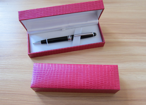 Boîte à stylos à motif crocodile rouge, structure rectangulaire rigide, couche extérieure recouverte de simili cuir à motif crocodile rouge - Product Image 1