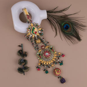 Superbe ensemble de bijoux classiques de Juda Collection de souvenirs dorés avec une touche rétro - Product Image 3