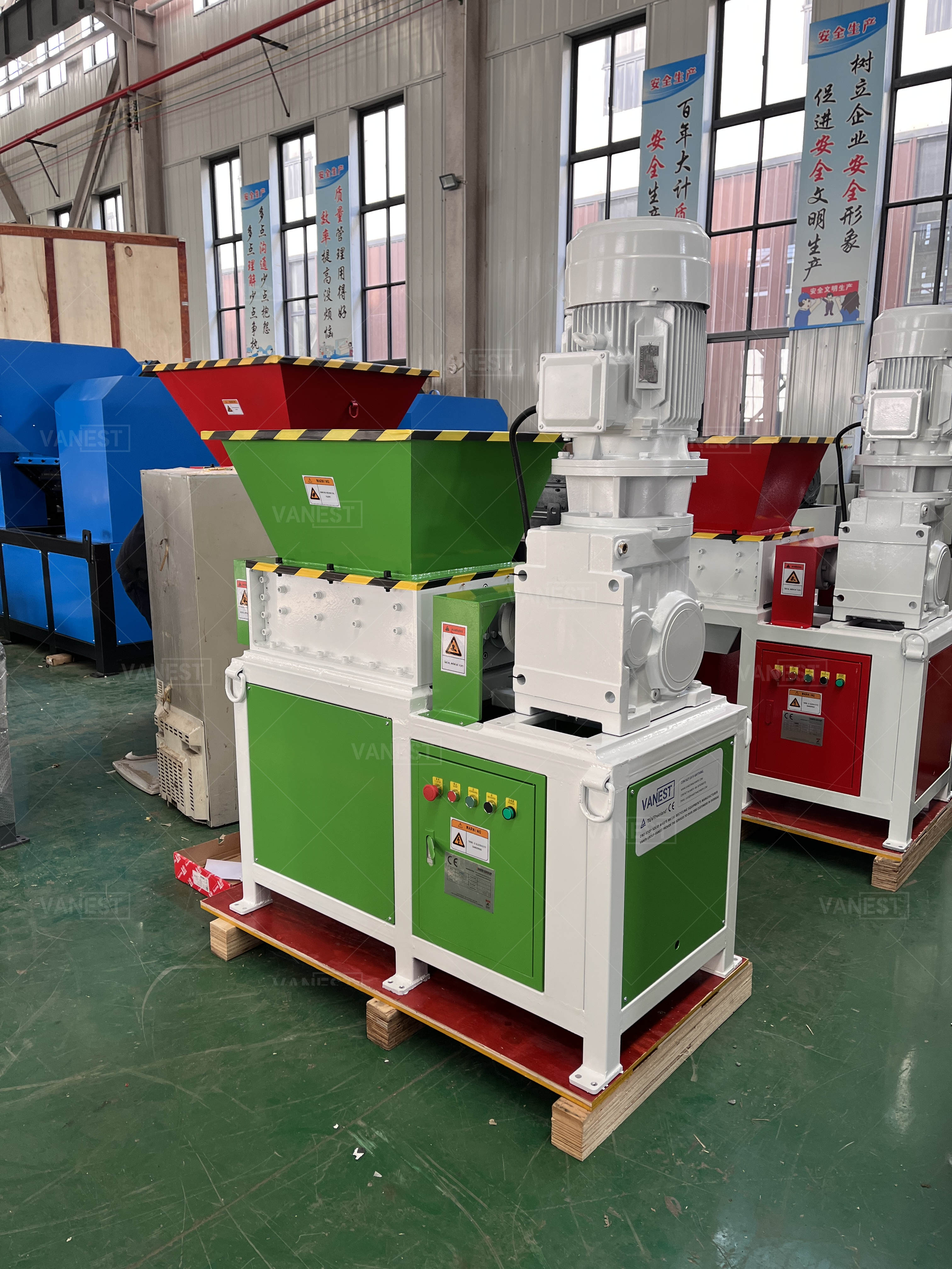 VANEST Anti-Tangle Textile Shredder Machine Single Shaft For Fabric Carpet Waste With Auto-Lubricating Bearings Hydraulic Feeder