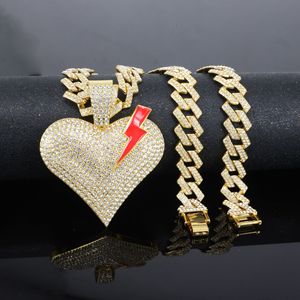 Collana con Pendente a Forma di Cuore e Fulmine Rosso in Lega di Zinco con Strass per Coppie, Catena Cubana Ricoperta di Pietre - Product Image 3