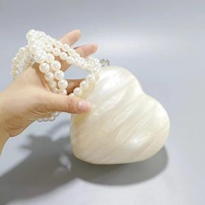 กระเป๋าคลัทช์ไข่มุกรูปหัวใจ - Product Image 1