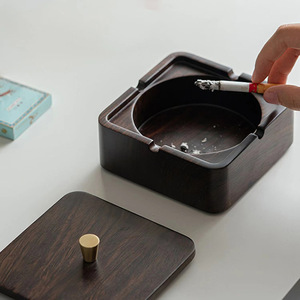 Cenicero Cuadrado de Madera Maciza con Tapa, Resistente al Viento y al Polvo, Diseño Minimalista para Uso en el Hogar y la Oficina - Product Image 3