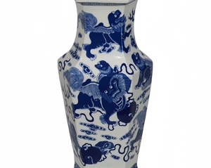 Vase de table hexagonal Art Déco en porcelaine bleue et blanche, motif Danse du Lion peint à la main, céramique chinoise exquise et durable pour la maison - Product Image 3