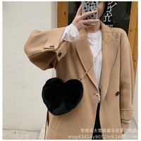 Sac à main en fourrure tendance en forme de cœur, sac à bandoulière en peluche pour homme, porte-monnaie moelleux à chaîne, modèle WM, vente en gros à bas prix