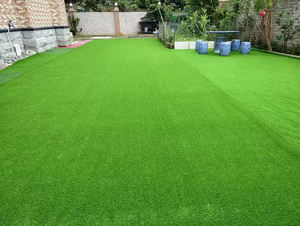Césped artificial resistente a los rayos UV Césped sintético realista para paisajismo de jardines modernos Césped sintético para exteriores - Product Image 2