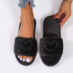 2026 Sandales d'intérieur pour femmes, mignonnes, à broderie cœur, en fausse fourrure pelucheuse, à bout ouvert, douces, confortables, chaudes et moelleuses, personnalisables OEM ODM - Product Image 1