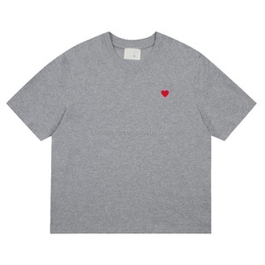 Camiseta minimalista francesa para hombre |   Pequeño Corazón Rojo Bordado |   Corte Holgado |   Multicolor para Ropa Urbana y Uso Diario - Product Image 4