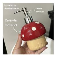 Dispenser Sabun Porselen Berlapis Glaze Motif Jamur Merah Putih Ramah Lingkungan Gaya Eropa 300ml dengan Pompa Logam untuk Kamar Mandi Grosir