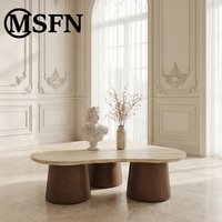 Table basse Wabi Sabi en travertin nuage irrégulier avec plateau en pierre naturelle et base conique en bois foncé pour salon, villa, hôtel, hall d'entrée