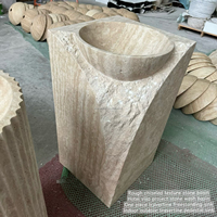 Évier en travertin naturel monobloc sculpté avec texture brute ciselée pour la rénovation des salles de bain de villas et d'hôtels