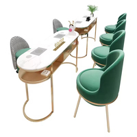 Ensemble de table et de chaises de salon de manucure à la mode Sièges en peluche verte Garniture dorée Design fonctionnel pour les affaires d'art des ongles