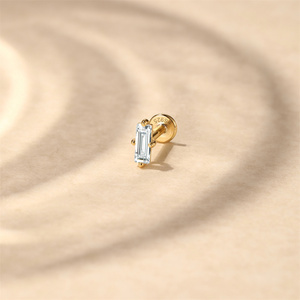 Pendiente de Plata 925 Chapado en Oro de 18K con Zirconia Geométrica de Media Luna y Parte Trasera Plana para Piercing de Hélice y Cartílago, Joyería Minimalista 1.2*6mm - Product Image 3