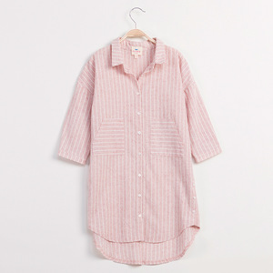 เสื้อเชิ้ตเด็กออนไลน์ ลายทางแนวตั้ง สีอ่อน ด้านหน้าสั้น ด้านหลังยาว มีกระเป๋าสองช่อง - Product Image 3