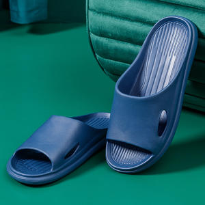 รองเท้าแตะผู้ชายแบบนุ่มสบาย พื้นหนา เปิดนิ้วเท้า ป้องกันกลิ่นและกันลื่น สำหรับใช้ในบ้านช่วงฤดูร้อน - Product Image 4