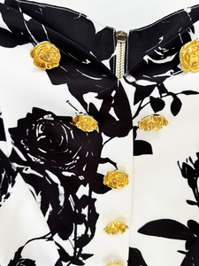 Nuova Collezione Primavera-Estate 2026: Set Due Pezzi da Donna con Gonna Stampata a Tulipani e Camicia <span class=keywords><strong>Bianca</strong></span> con Fibbia Metallica a <span class=keywords><strong>Rosa</strong></span> - Product Image 5