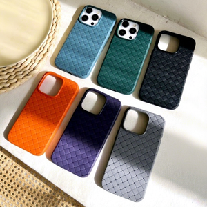 Funda de Cuero Texturizado para iPhone 17 Pro - Ajuste Delgado, Protección Antigolpes para la Cámara, Antiarañazos - Product Image 1