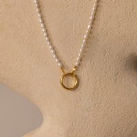 Collier unisexe tendance en acier inoxydable inaltérable plaqué or 18 carats avec chaîne à maillons opale, fermoir poussoir et perle d'eau douce personnalisable