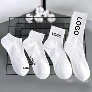 Échantillon de qualité gratuit Chaussettes de sport en coton de créateur sans minimum Chaussettes athlétiques pour hommes avec logo personnalisé - Product Image 1