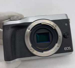 Appareil photo numérique compact EOS M6, boîtier argent/noir, sans rayures, d'occasion - Product Image 1
