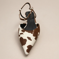 Escarpins slingback en poils de vache, bout pointu, talon chaton 4 cm, doublure en peau de mouton, marron et blanc, pour femme, faible MOQ, fabrication OEM ODM, logo personnalisé