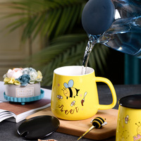 Mug en céramique abeille de dessin animé mignon avec couvercle et cuillère, tasse à café/lait thème miel jaune, créative avec topper abeille 3D, vente en gros