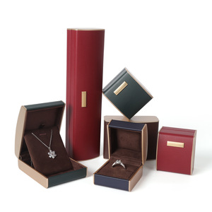 Caja de Joyería Arqueada de Cuero PU de Lujo con Logotipo Personalizado del Fabricante, Forro de Espuma de Terciopelo para Collares, Colgantes y Pulseras - Product Image 2