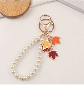 จี้รูปใบเมเปิ้ลเคลือบทองดีไซน์ใหม่พร้อมไข่มุก  พร้อมส่ง  พวงกุญแจโลหะเคลือบลายพืช - Product Image 3